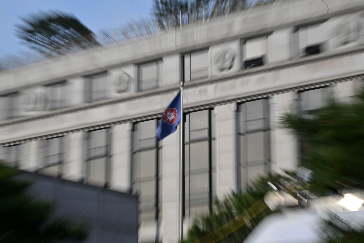 1일 오전 서울 종로구 헌법재판소 깃발이 바람에 휘날리고 있다. 임세준 기자