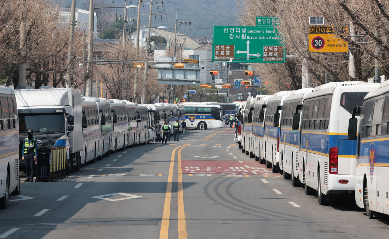 Police buses are parked near the Constitutional Court in central Seoul on Tuesday. (Yonhap)