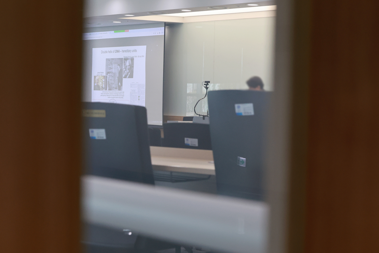 An online lecture takes place at a medical school in Seoul on Tuesday. (Yonhap)