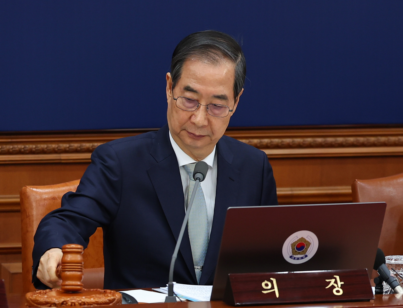 Acting President Han Duck-soo presides over a Cabinet meeting at the government complex in Seoul on Tuesday. (Yonhap)