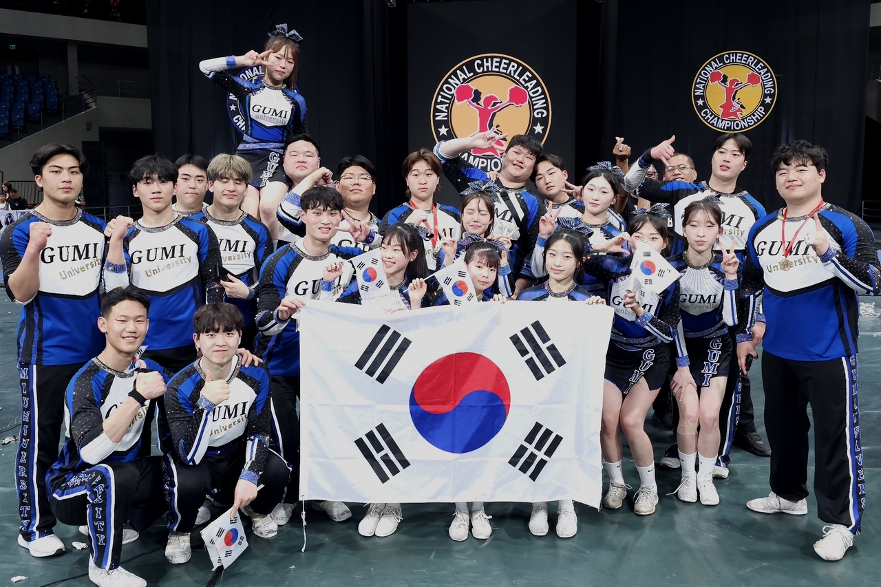 구미대 천무응원단이 기념촬영을 하고 있다.(구미대 제공)