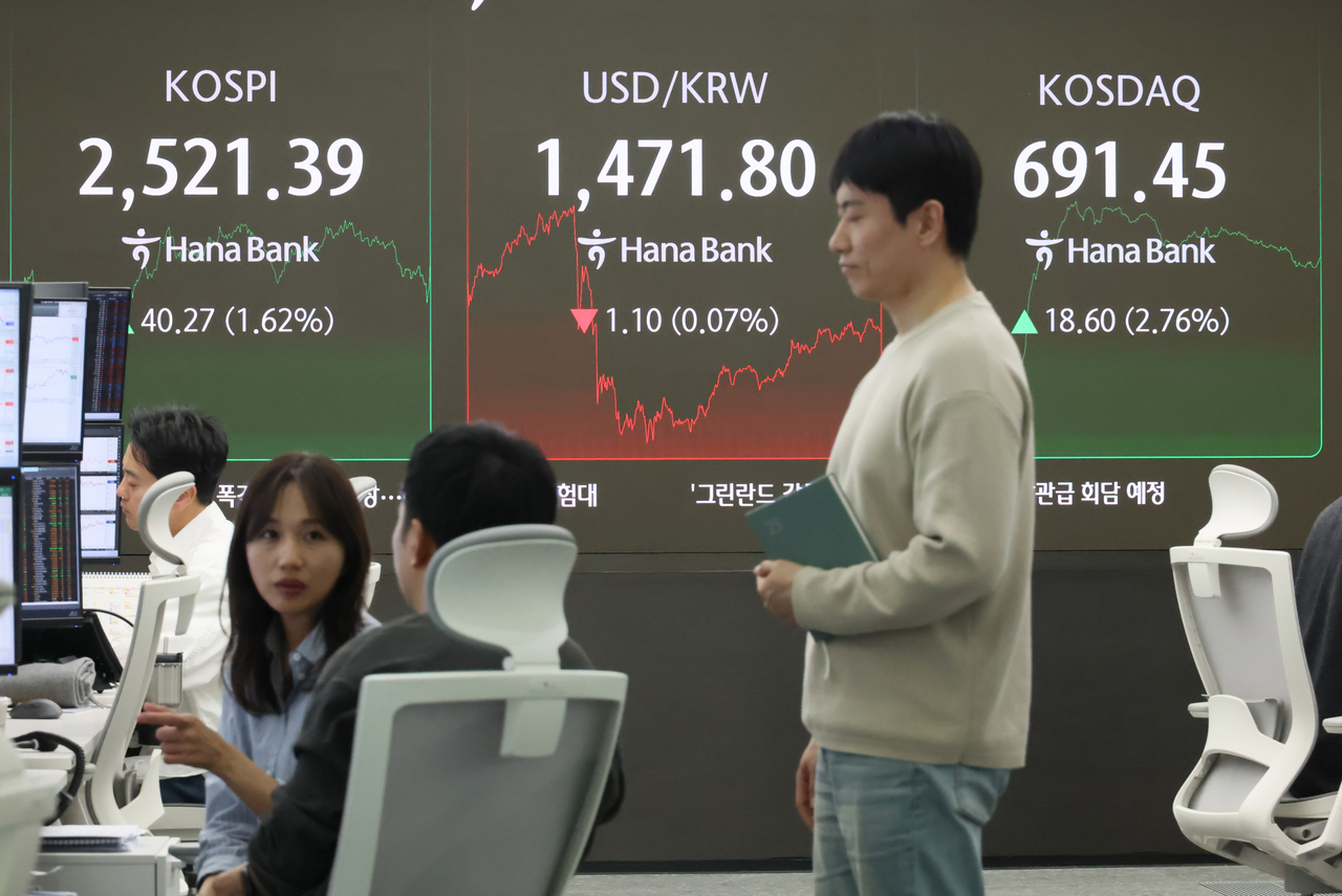 A currency trader seen at the foreign exchange dealing room of the KEB Hana Bank headquarters in Seoul on Tuesday. (Yonhap)