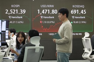 Samsung, defense stocks shine despite foreign sell-off