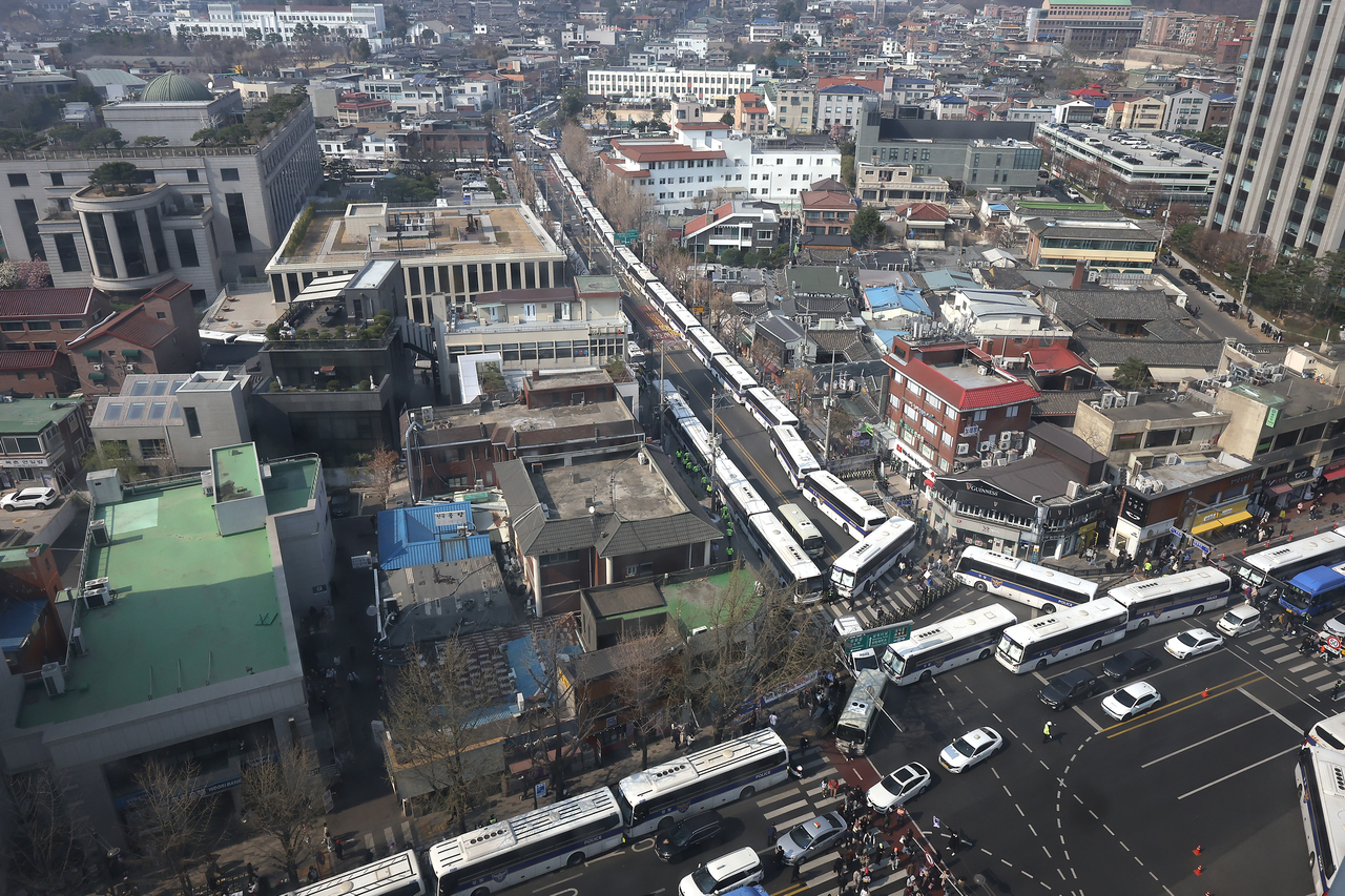 Police buses create barricades at the areas near the Constitutional Court in Jongno-gu, central Seoul, Tuesday. (Yonhap)