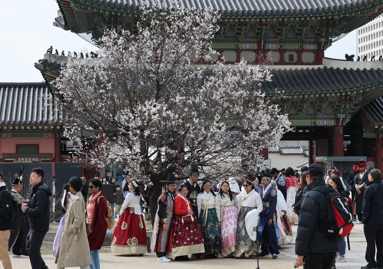 Tourists at Gyeongbokgung on Sunday (Yonhap)