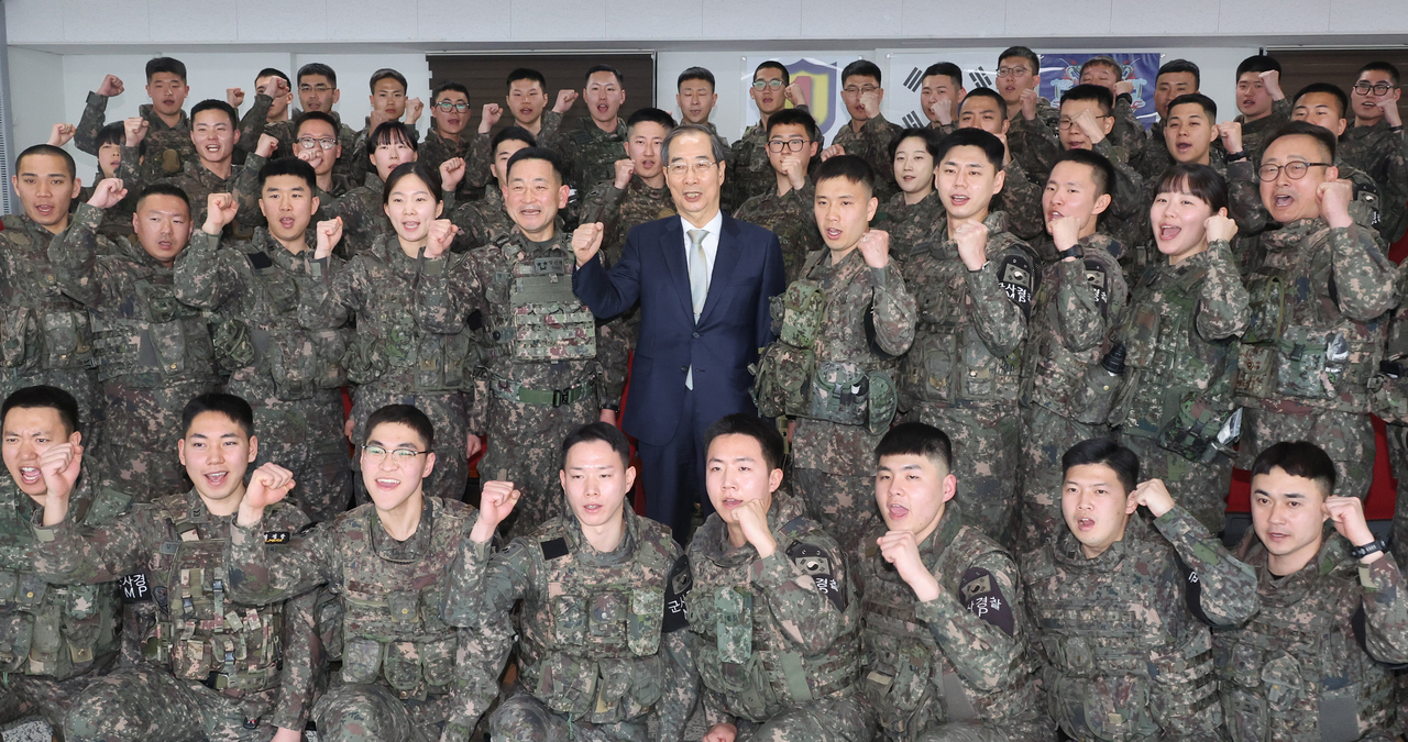Acting President and Prime Minister Han Duck-soo (center, second row), poses for a group photo with soldiers of the Army's 1st Infantry Division during a visit to the Dora observation post in the South Korean border city of Paju, north of Seoul, on Tuesday. (Yonhap)