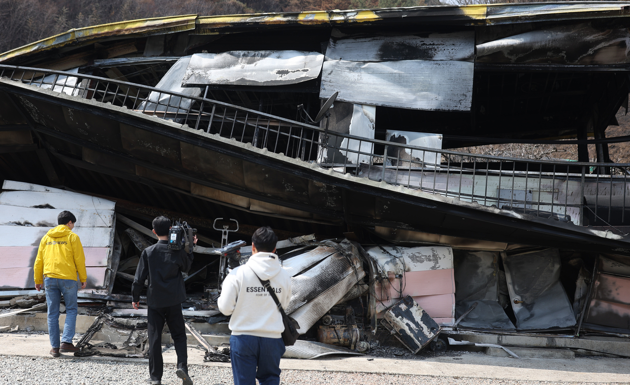 A house in Jungtae Village, Sicheon-myeon, Sancheong-gun, South Gyeongsang Province, collapsed due to damage from a forest fire in this photo taken on Monday.