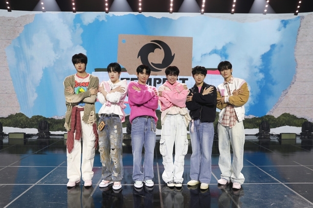 From left: Tempest members Eunchan, Hyuk, Lew, Hanbin, Hyeongseop and Taerae pose for a photo during a press conference on Monday. (Yue Hua Entertainment)