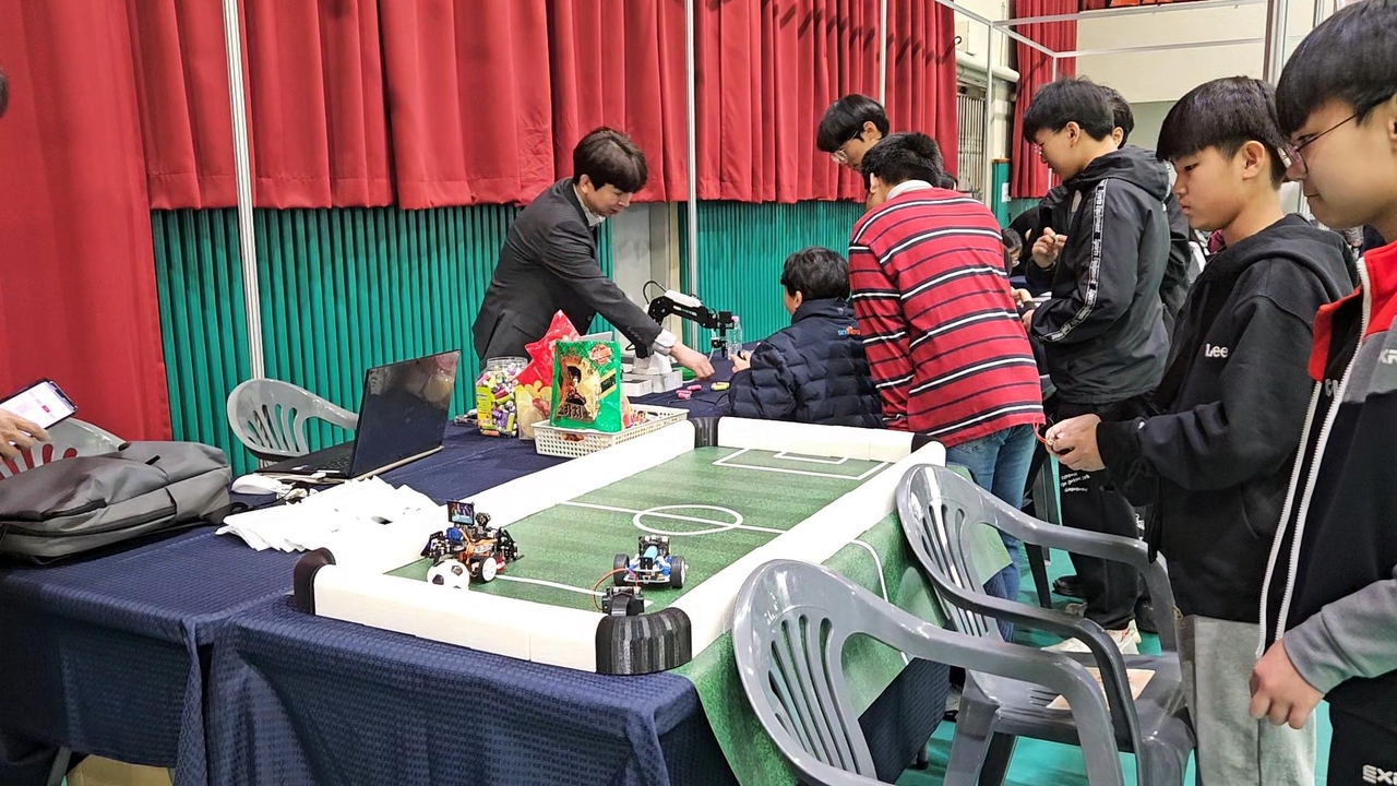 지난달 29일 영천교육지원청이 주관한 ‘2025년 진로상담박람회’의 한국폴리텍대학 로봇캠퍼스 체험부스에서 로봇 기술을 직접 체험해보는 중·고등학생들 모습.[한국폴리텍대학 로봇캠퍼스 제공]