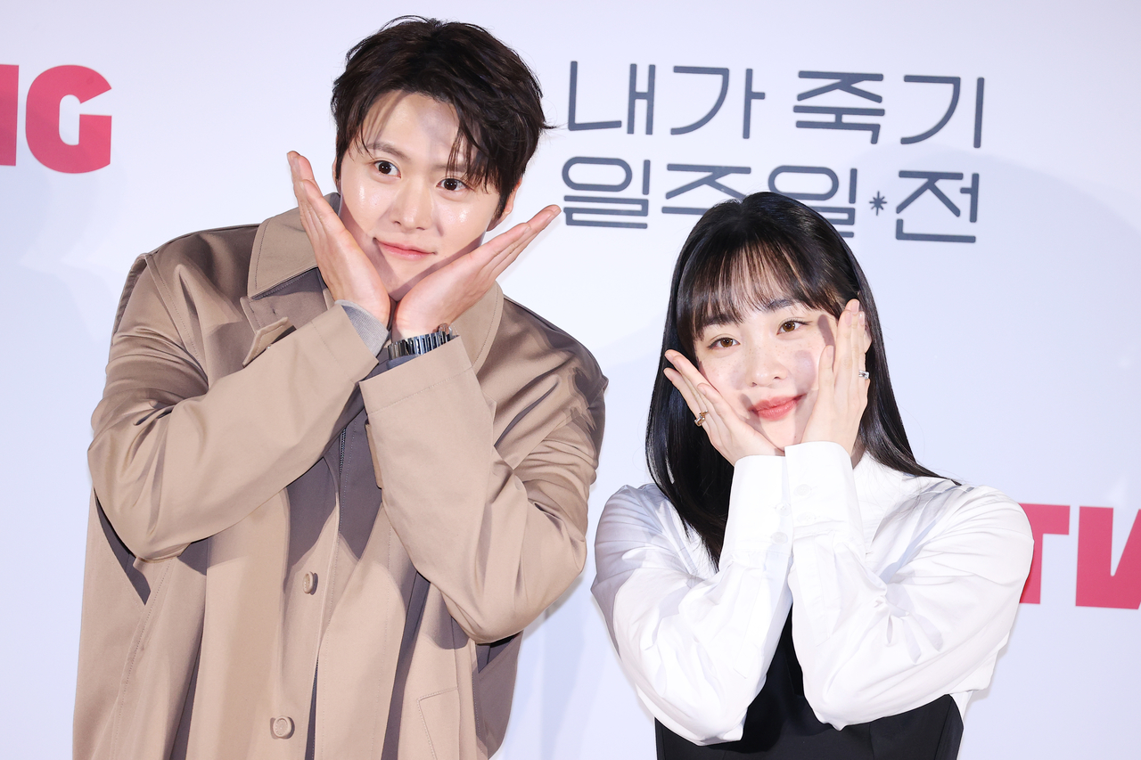 Gong Myoung (left) and Kim Min-ha pose for a photo during a press conference held in Yongsan-gu, Seoul, Tuesday. (Yonhap)