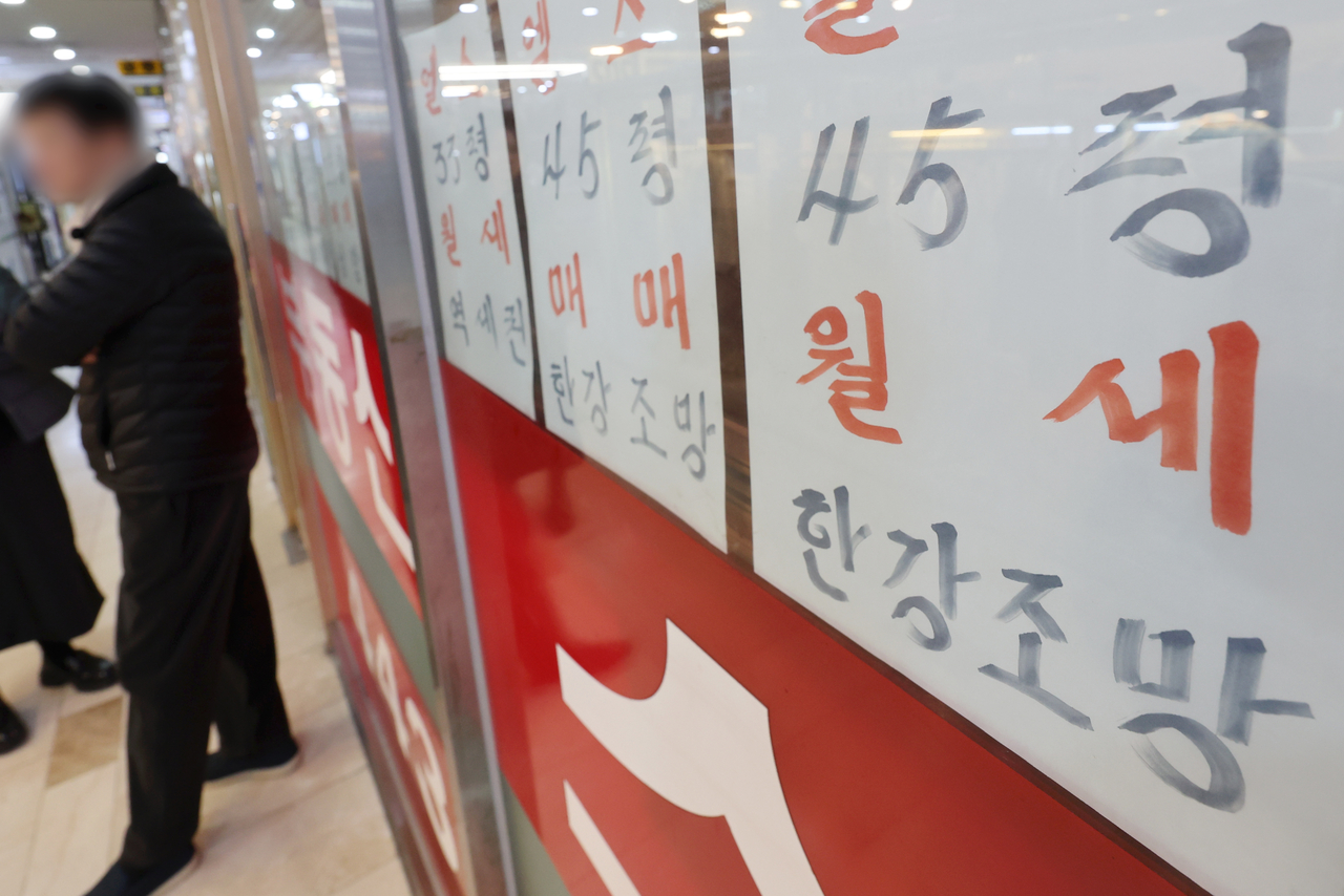 지난 3월 11일 서울 송파구 한 부동산 중개업소에 게시된 부동산 매물 정보.[연합]
