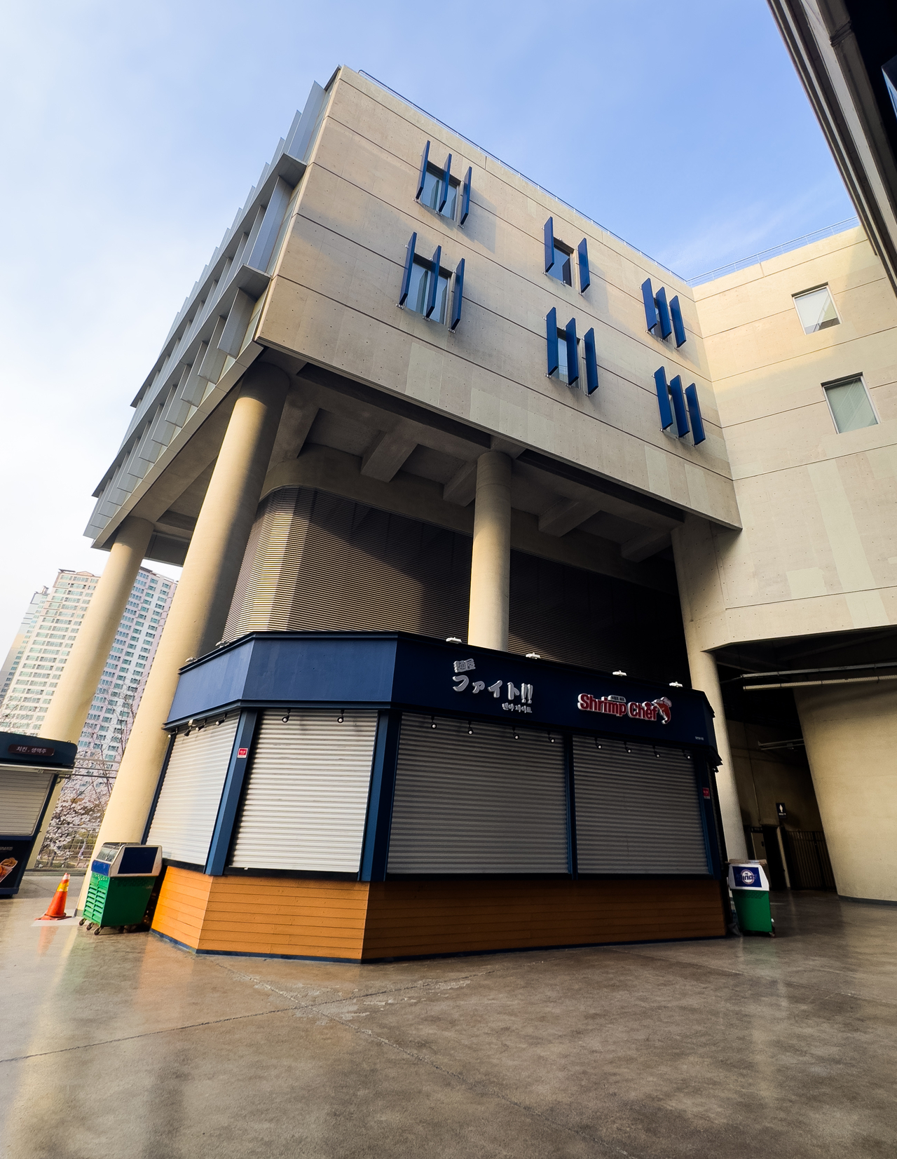 지난 29일 구조물 낙하 사고가 벌어진 창원NC파크 건물. 상단 가운데의 구조물 루버가 떨어져 관중 3명을 덮쳤다.  [연합]