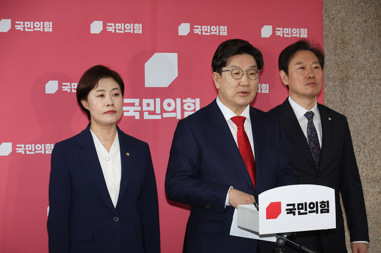 국민의힘 권성동 원내대표가 1일 서울 여의도 국회에서 현안 관련 브리핑을 하고 있다. [연합]