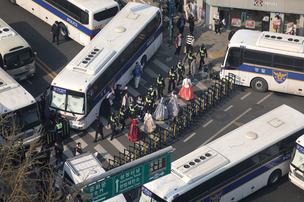 Police buses surround the Constitutional Court compound ahead of the verdict on President Yoon Suk Yeol's impeachment on Wednesday. Yonhap