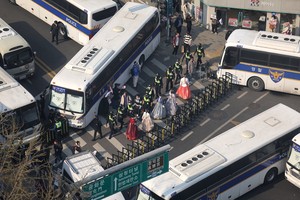 Ruling party keeps mum on Yoon verdict, opposition urges removal