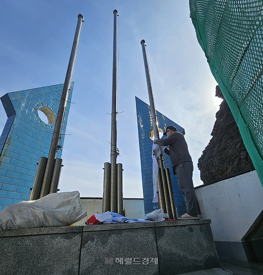 지난 12일 올해 처음으로 독도 근무를 위해 독도에 도착한 울릉군 독도 관리사무소 직원들이 제일 먼저 국기를 교체 게양하고 있다.(독도 관리사무소 현지공무원제공)