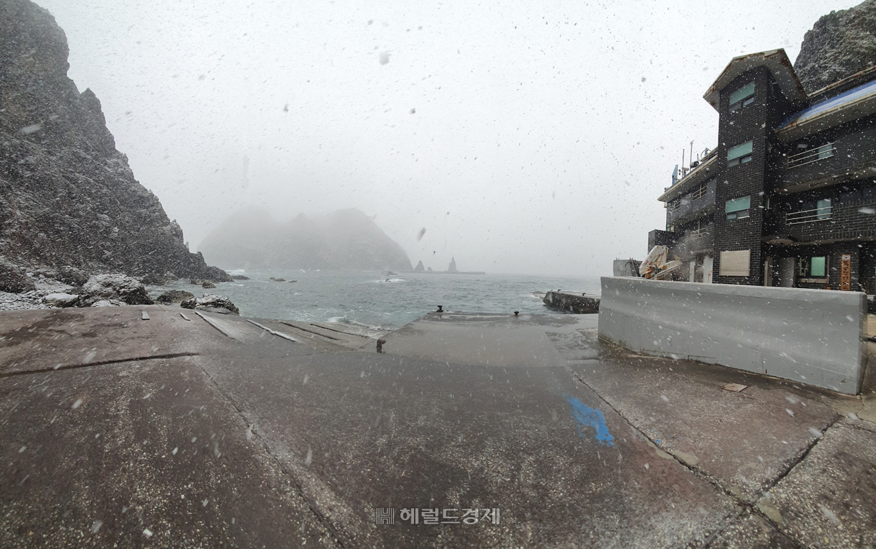 18일 오후 독도현지시간, 서도에서 바라본 동도가 눈 보라로 흐리게 보인다. 우측에 있는 건물이 공무원들이 상주하는 곳이다(독도관리사무소 현지 공무원 제공)