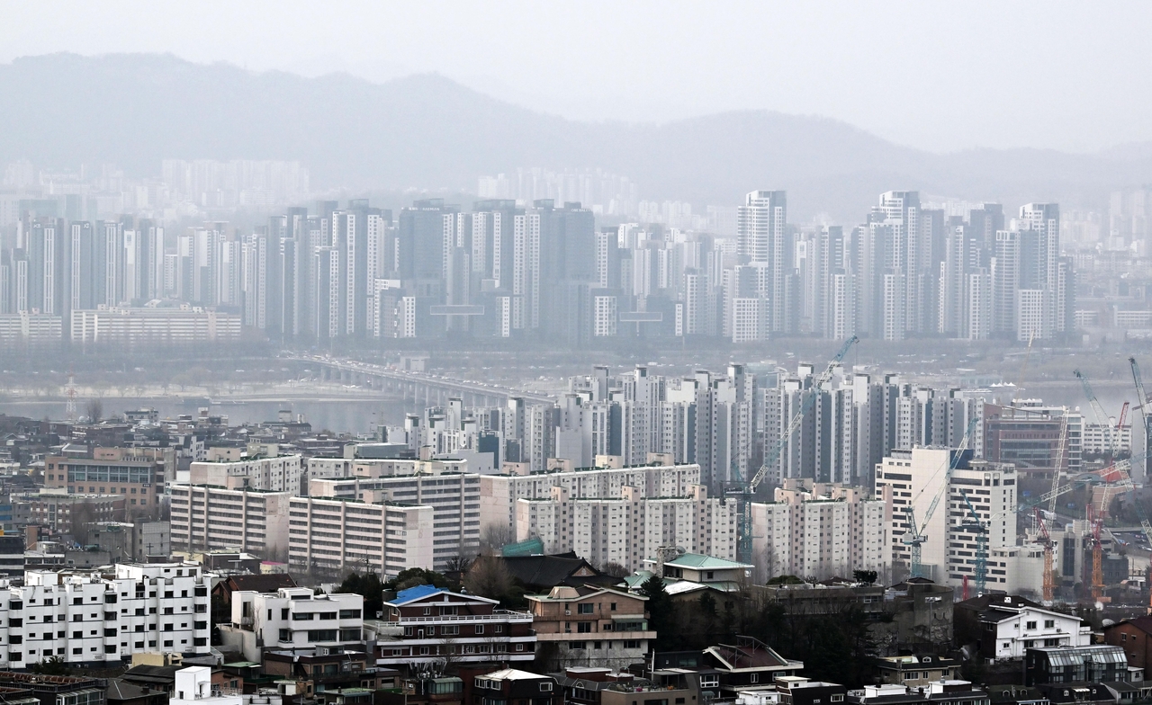 이날 오전 서울 남산에서 바라본 용산구와 서초구지역의 아파트 모습. 이상섭 기자