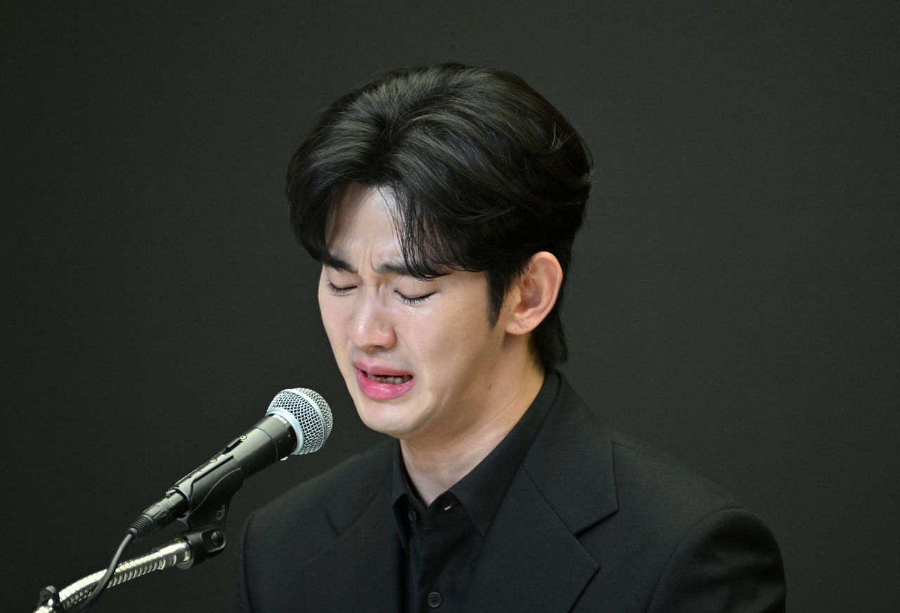 고 김새론 배우와 미성년자 시절 교제했다는 의혹을 받는 배우 김수현이 31일 오후 서울 마포구 스탠포드 호텔에서 기자회견 중 눈물을 흘리고 있다. 김수현은 그간 김새론과의 교제 의혹에 대해 부인했으나, 입장을 번복하고 김새론이 성인이 된 이후부터 1년간 교제했다고 주장했다. 하지만 김새론 유족 측은 고인이 미성년자 시기 김수현과 교제한 증거로 2016년 두 사람의 카카오톡 대화를 공개하며 논란이 이어지고 있다. 임세준 기자
