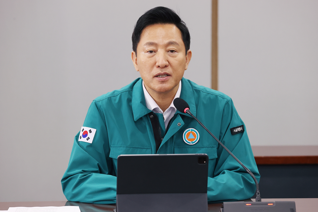 Seoul Mayor Oh Se-hoon speaks during a meeting with district office heads and safety personnel at Seoul City Hall on Wednesday, two days ahead of suspended President Yoon Suk Yeol's impeachment ruling. (Yonhap)