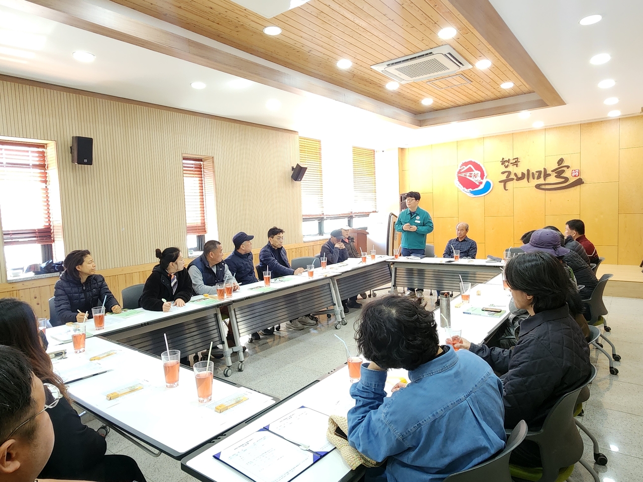 1일 봉화愛살기 체험 행사 참가자들이 봉화군 관계자로부터 프로그램에 대한 설명을 듣고 있다. (봉화군 제공)