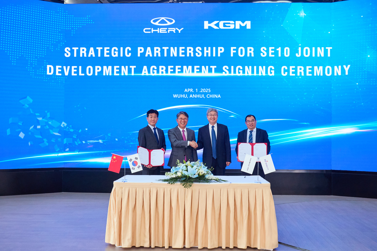 From left: KG Mobility CEO Hwang Ki-young, Chair Kwak Jae-sun, Chery Automobile Chair Yin Tongyue and President Zhang Guibing pose for a photo after signing a partnership agreement at the Chinese carmaker's headquarters in Wuhu, China, Tuesday. (KG Mobility)