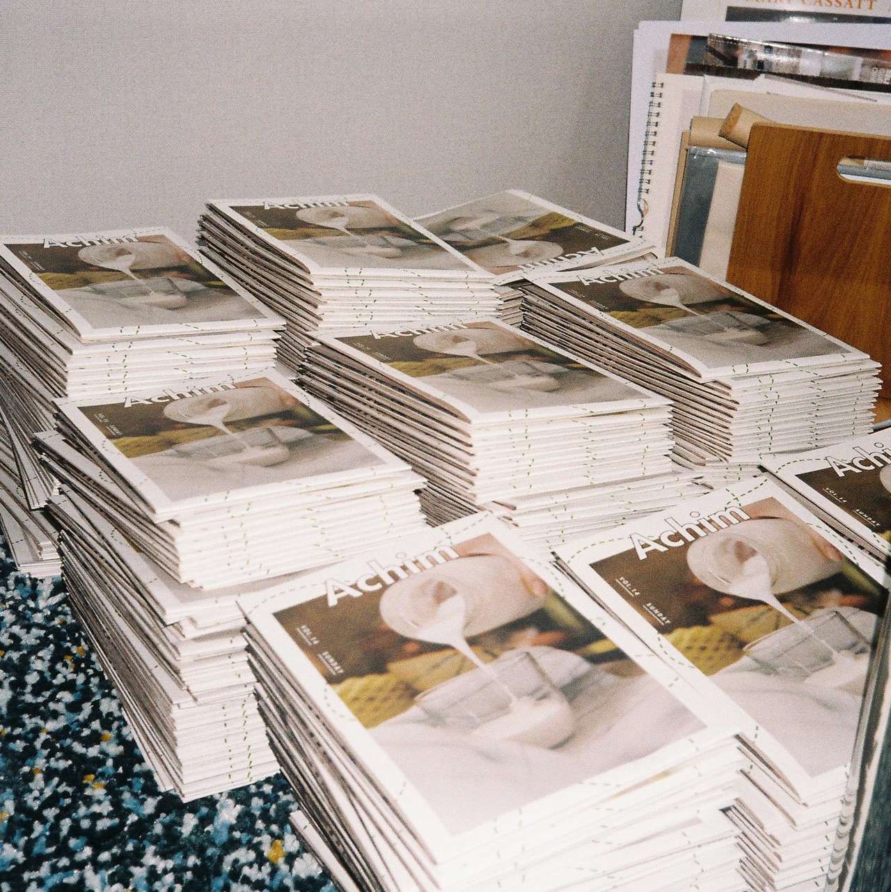 A stack of Achim magazines (Achim)