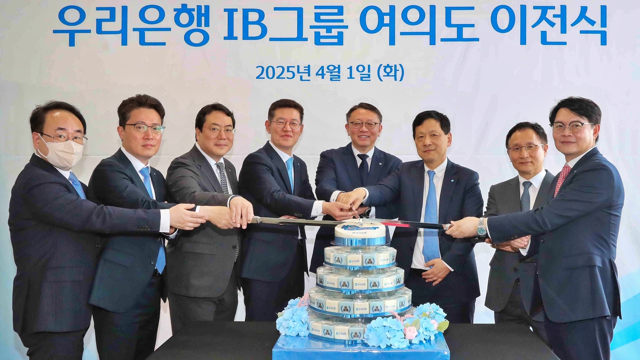 정진완(왼쪽 다섯 번째) 우리은행장이 지난 1일 우리은행 IB그룹 여의도 이전식에서 주요 관계자들과 기념촬영을 하고 있다.  [우리은행 제공]