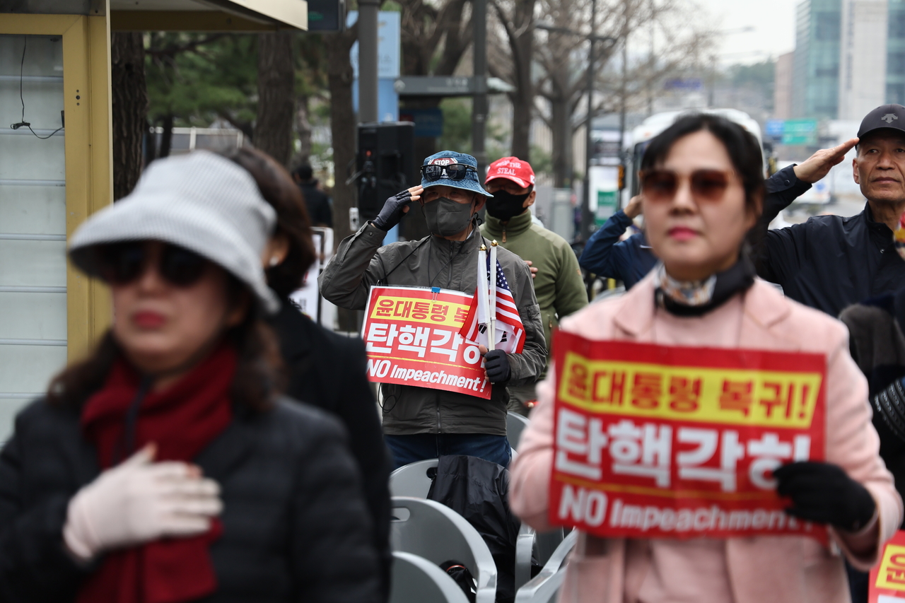Protesters call for President Yoon's reinstatement near the Constitutional Court of Korea in Seoul on Wednesday. (Yonhap)