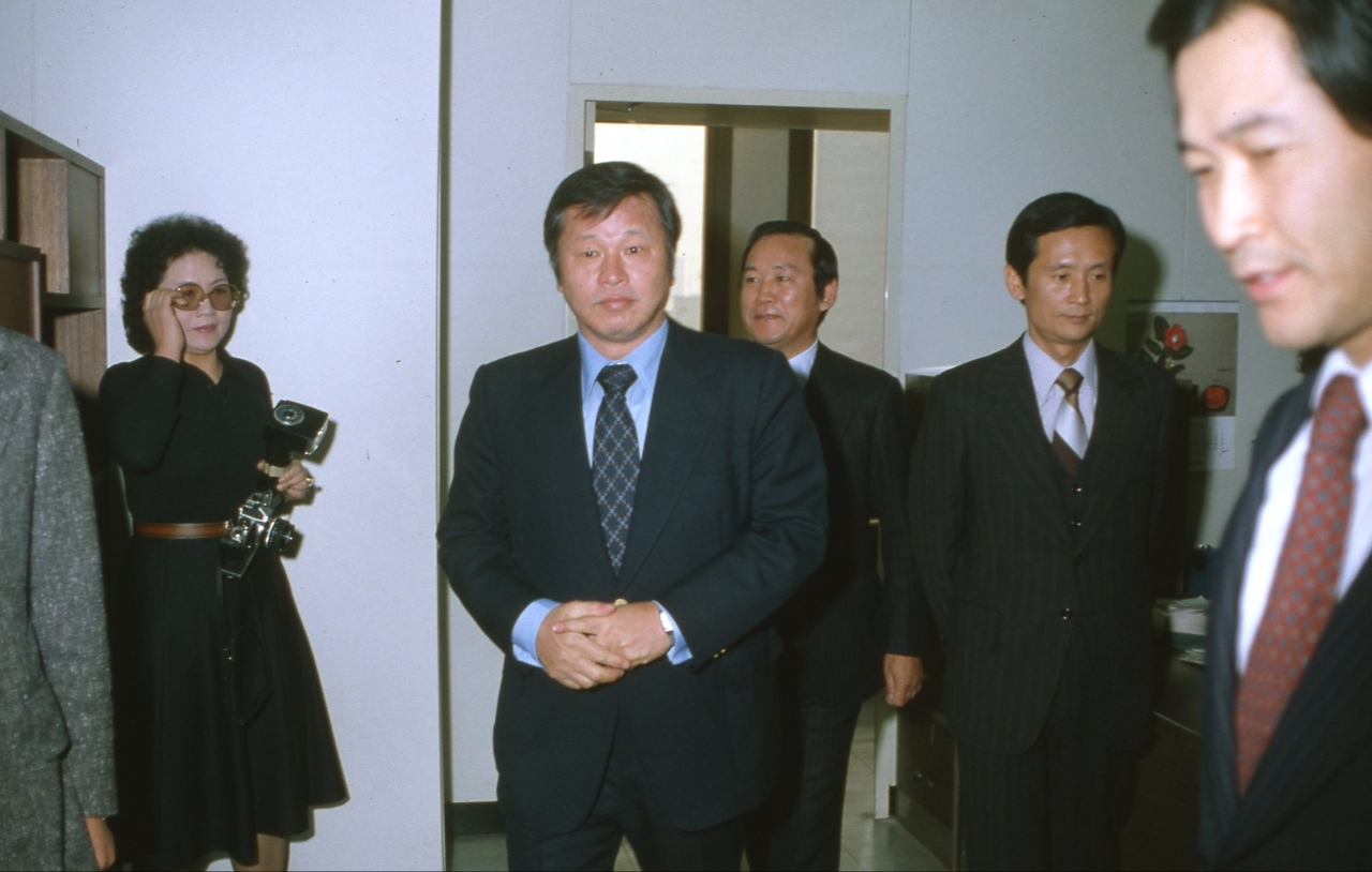 1980년 12월 최종현(가운데) SK 선대회장이 유공(현 SK이노베이션) 인수 후 첫 출근을 하며 사무실에서 직원들과 인사를 나누고 있다. [SK 제공]