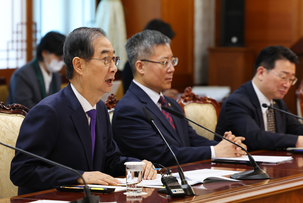 Prime Minister and acting President Han Duck-soo (left) speaks during a meeting with public safety-related ministers at the Government Complex Seoul on Wednesday. (Pool photo via Yonhap)