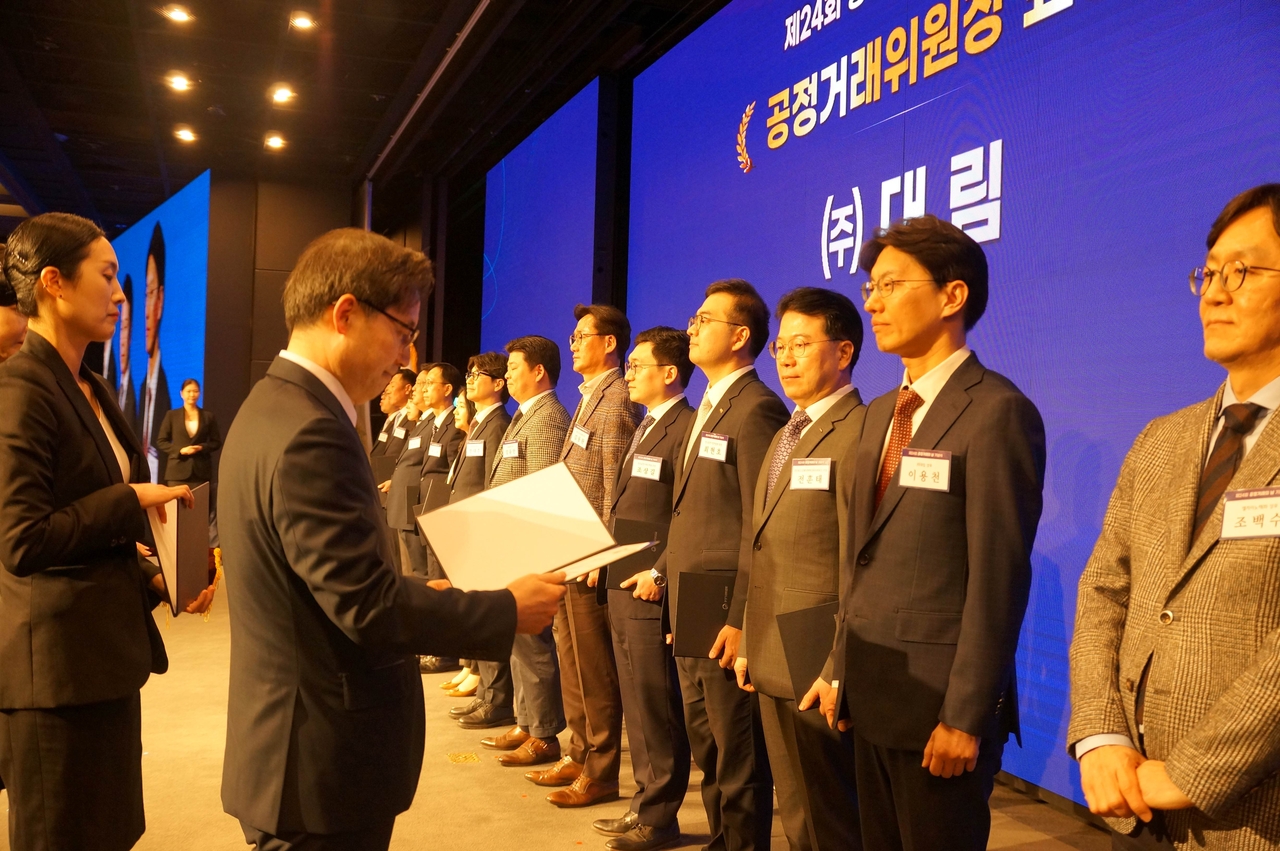 이용천 ㈜대림 최고법률책임자(우측 두번째)가 1일 서울 여의도 중소기업중앙회에서 열린 ‘공정거래의 날’ 행사에서 한기정 공정거래위원장(좌측 두번째)으로부터 유공 표창을 수여받았다. [DL이앤씨 제공]