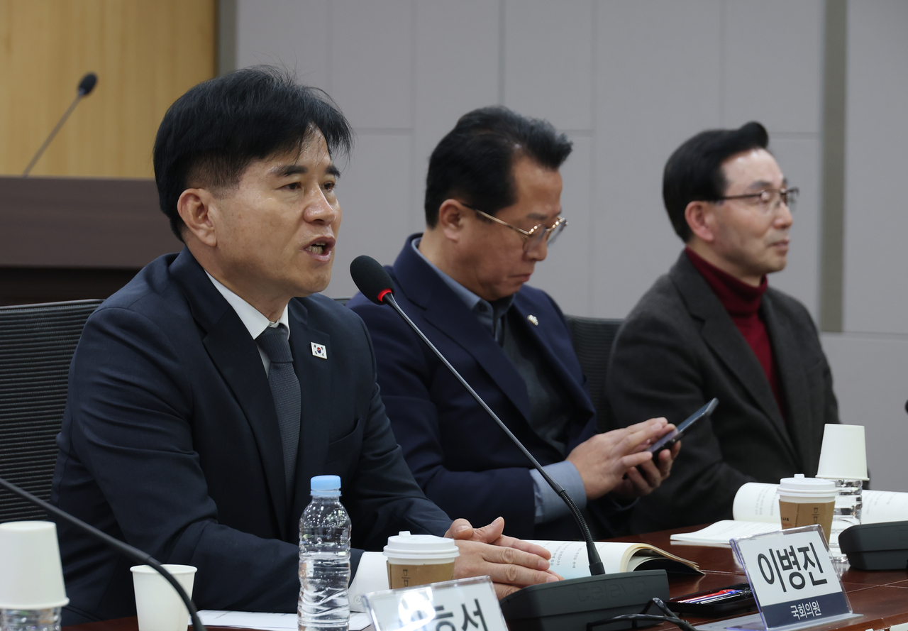 Yi Byeong-jin of the main opposition Democratic Party is seen on Mar. 18. (Newsis)