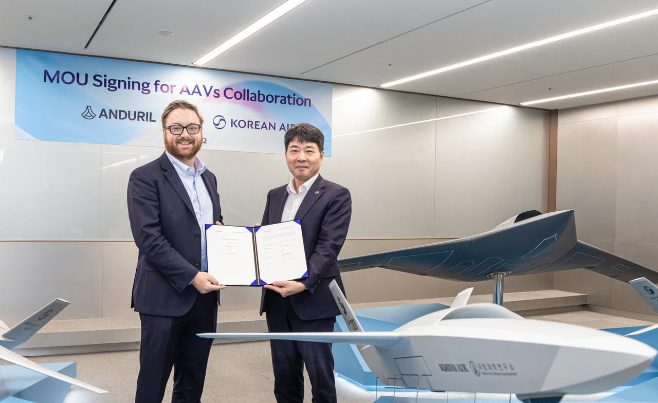 Im Jin-kyu (R), head of aerospace business division at Korean Air Co., and Brian Schimpf, co-founder and chief executive officer (CEO) of Anduril Industries Inc., pose for a photo in Seoul on April 2, 2025, in this photo provided by Korean Air. (PHOTO NOT FOR SALE) (Yonhap)
