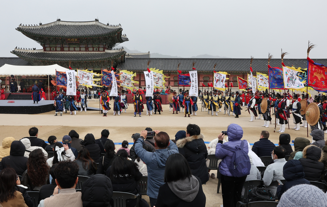 Tourists at Gyeongbokgung on Sunday (Yonhap)