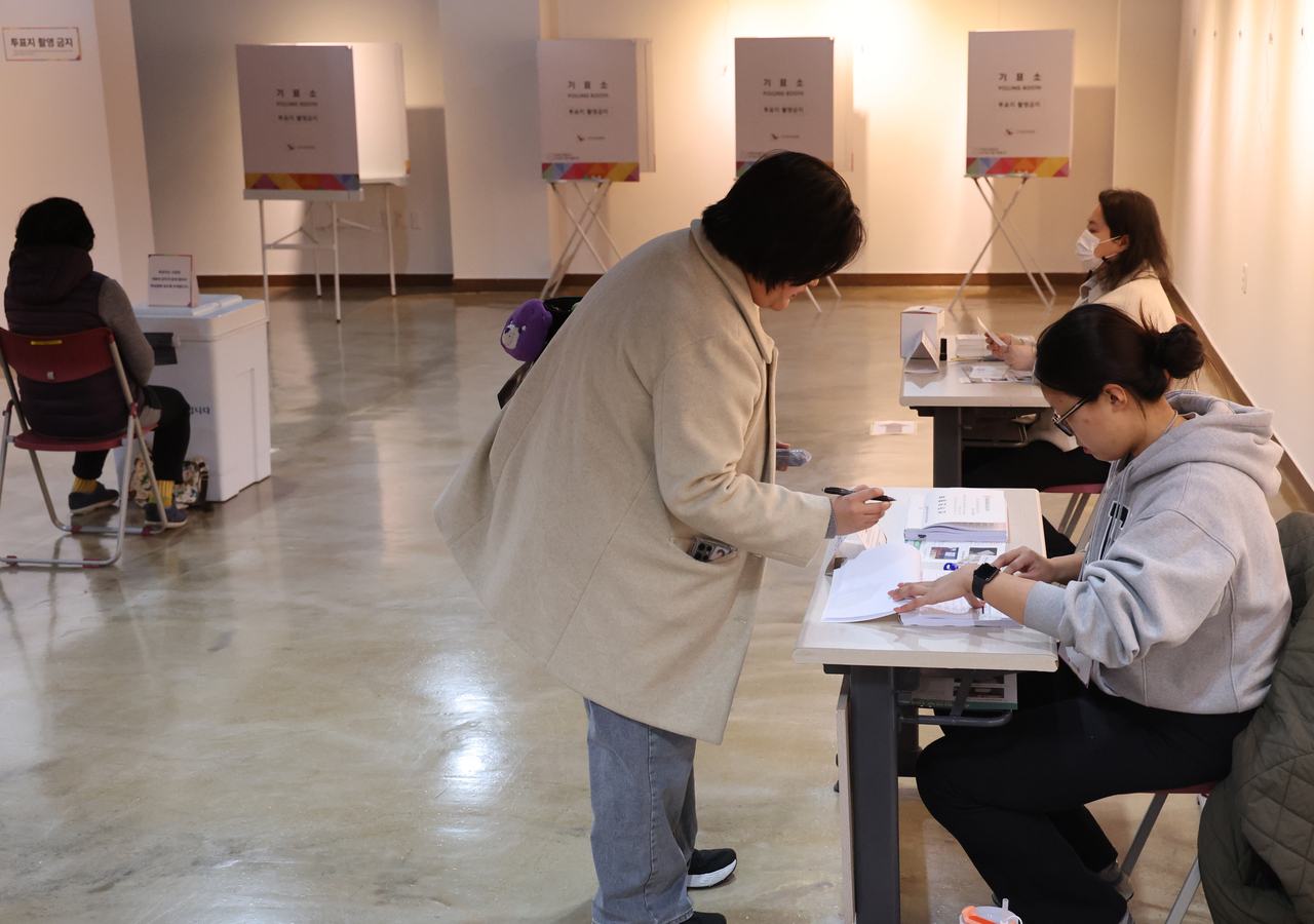 A voter casts their ballot at the Gwangan 2nd polling station, located at the Suyeong-gu Life and Culture Center in Busan on Wednesday. (Yonhap)