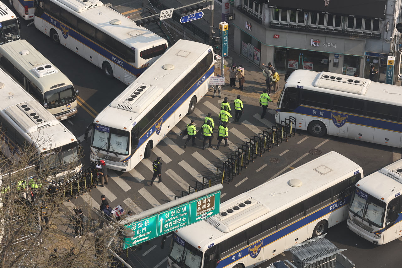 Police buses form a barricade securing a 150-meter radius around the Constitutional Court on Wednesday, two days ahead of President Yoon Suk Yeol's impeachment ruling. (Yonhap)