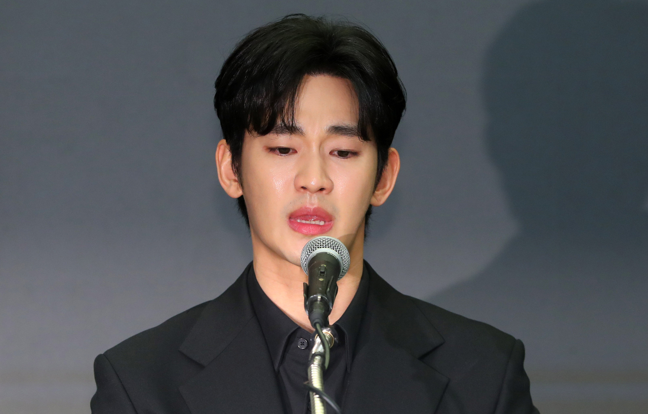 배우 김수현이 31일 오후 서울 마포구 스탠포드호텔에서 기자회견을 열고 자신을 둘러싼 의혹에 대해 입장을 밝히고 있다. [뉴시스]
