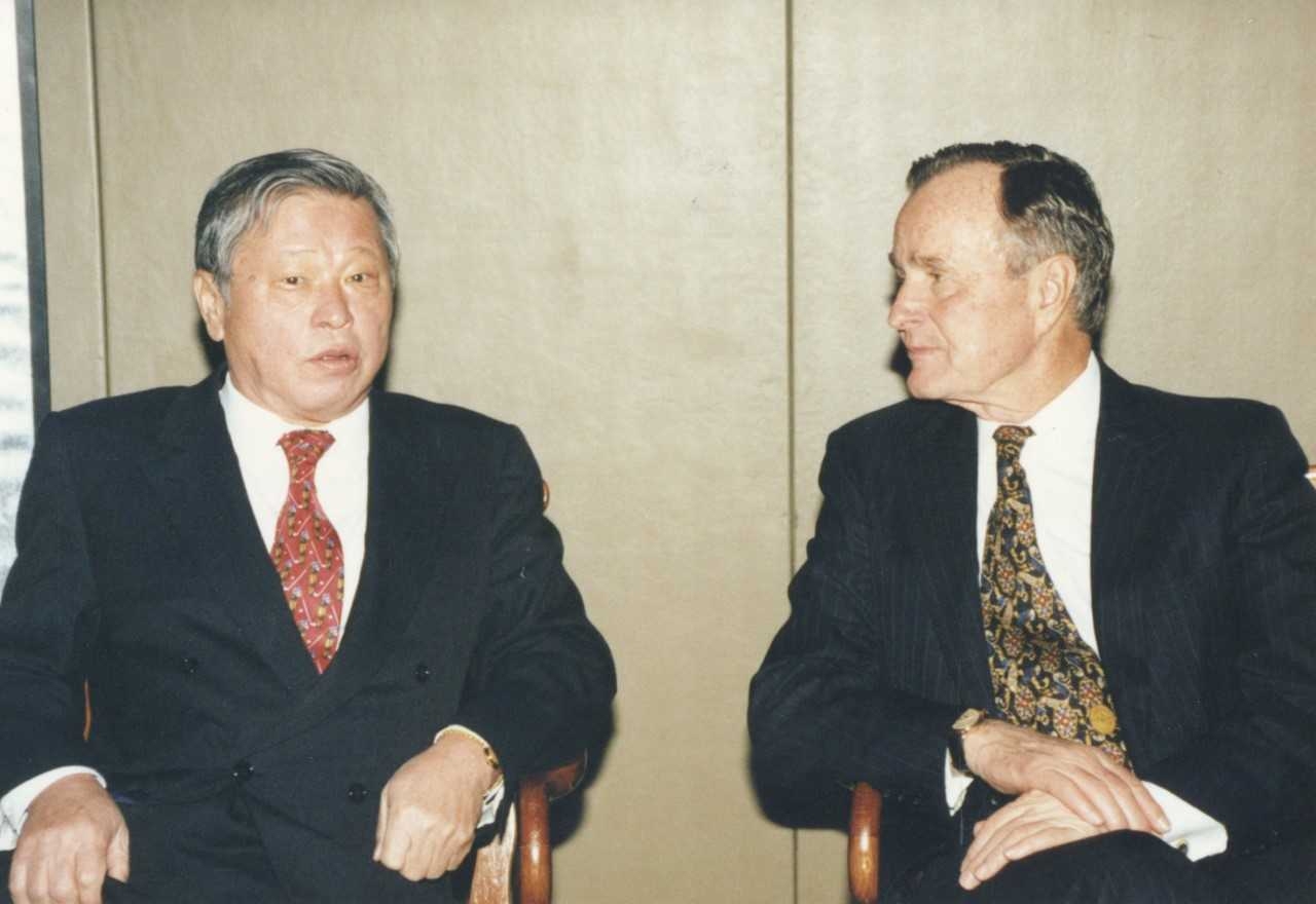 Former SK Group Chairman Chey Jong-hyun (left) speaks with former US President George H. W. Bush at a Seoul hotel in January 1996. (SK Supex Council)