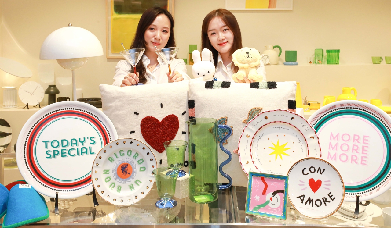 2일 서울 강남구 현대백화점 무역센터점에 오픈한 한섬의 라이프스토어 셀렉트 스토어 ‘누크 더캐시미어’ 매장에서 직원들이 상품을 소개하고 있다. [한섬 제공]