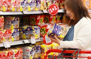 Consumer prices rise 2.1% in March on rising food, service costs