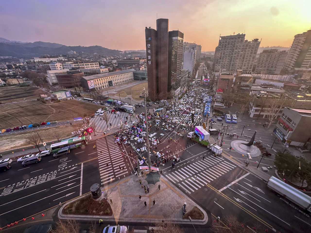 2일 서울 안국역 인근에서 윤석열 대통령 파면을 촉구하는 24시간 철야 집회가 열리고 있다. [연합]