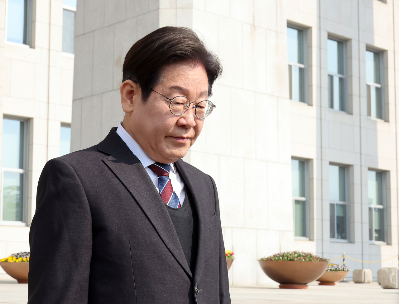 이재명 더불어민주당 대표가 2일 서울 여의도 국회에서 비공개 최고위원회의를 마치고 밖으로 나서고 있다. [연합]