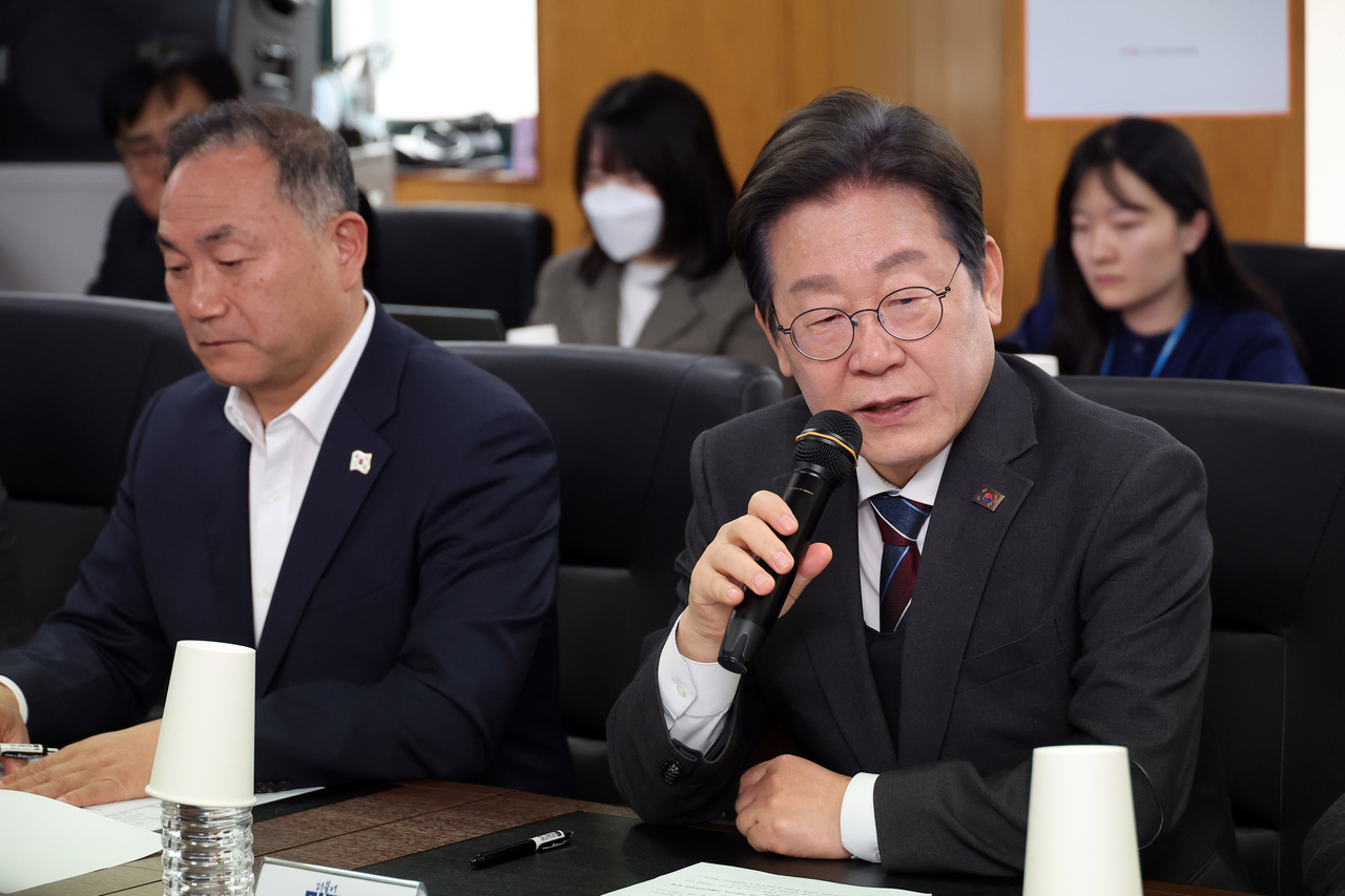 이재명 더불어민주당 대표가 2일 서울 영등포구 소상공인연합회 대회의실에서 열린 더불어민주당-소상공인연합회 민생경제 현장 간담회에서 발언하고 있다. [연합]
