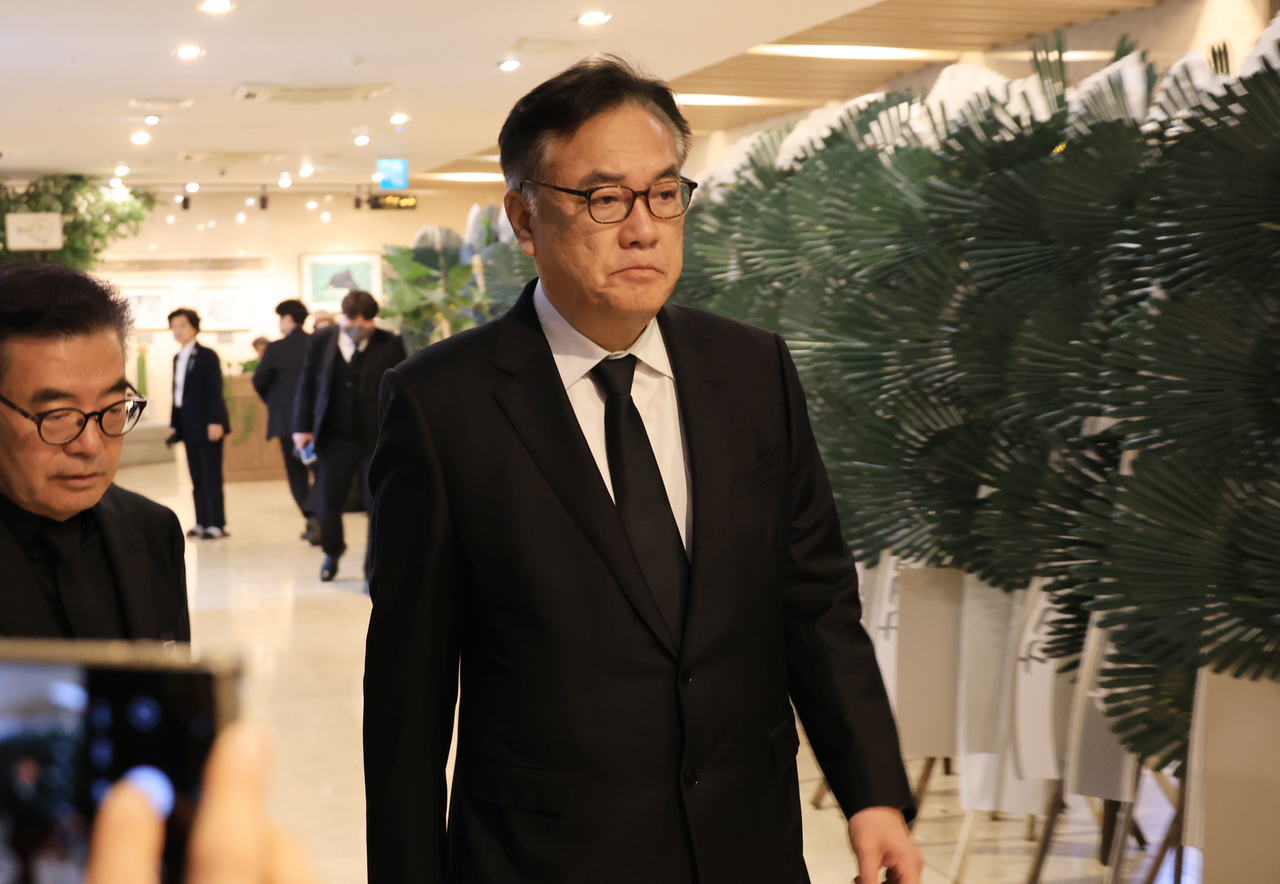 2일 오후 부산 해운대구 해운대백병원 장례식장에 차려진 장제원 전 국회의원 빈소에 정진석 대통령실 비서실장이 조문을 위해 방문하고 있다. [연합]