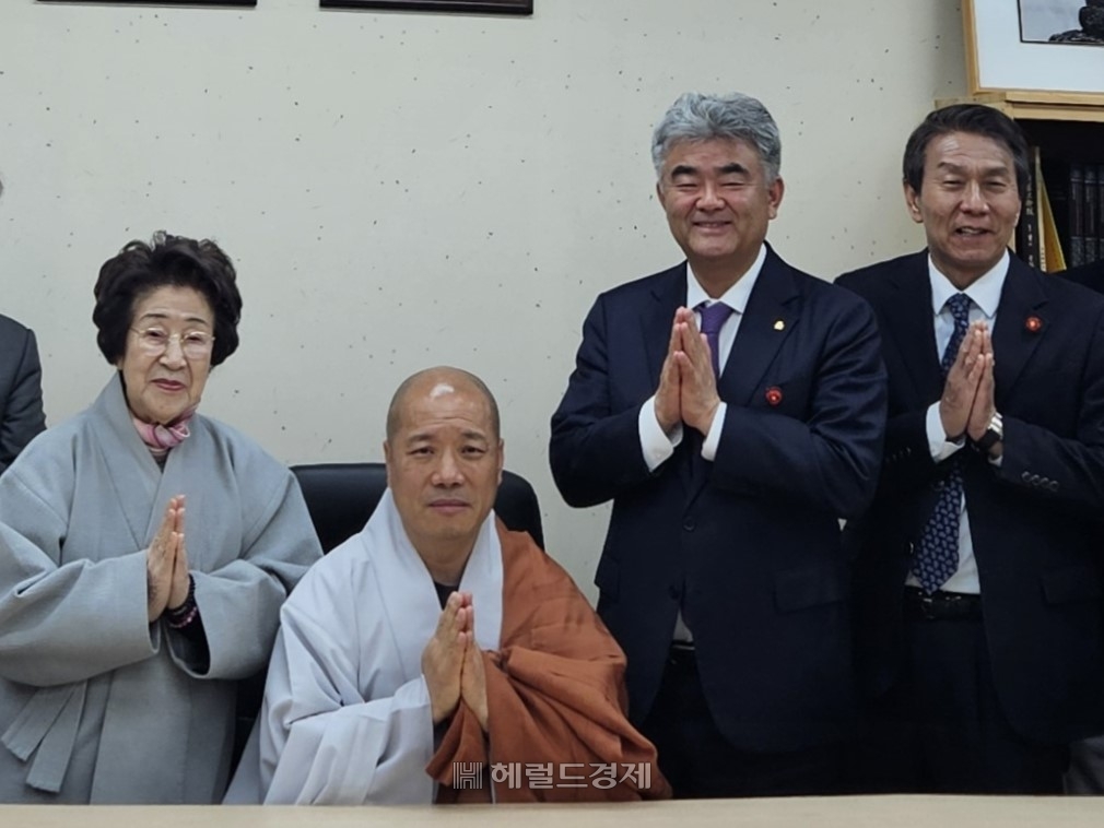 제주 관음사 주지 허운 스님(왼쪽 두 번째)과 정원주 조계종 중앙신도회 회장(헤럴드·대우건설 회장, 오른쪽 두 번째), 정용식 헤럴드 상무(맨 오른쪽).