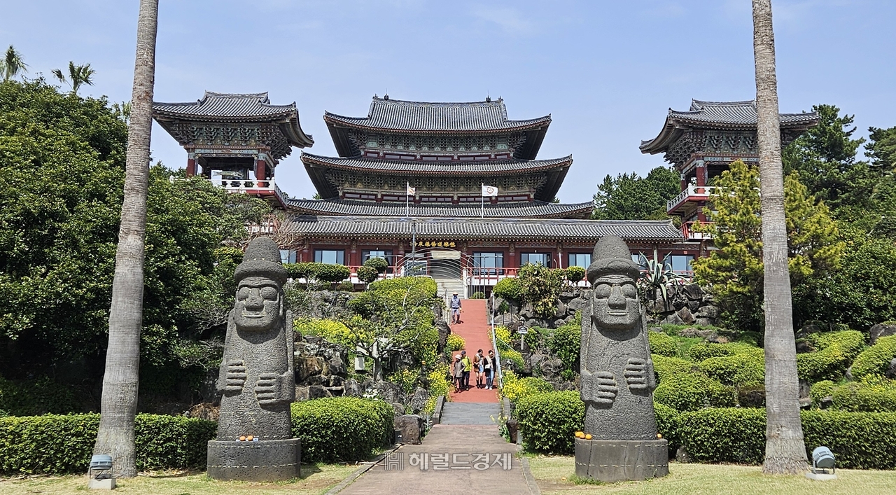 제주 약천사 입구 돌하르방