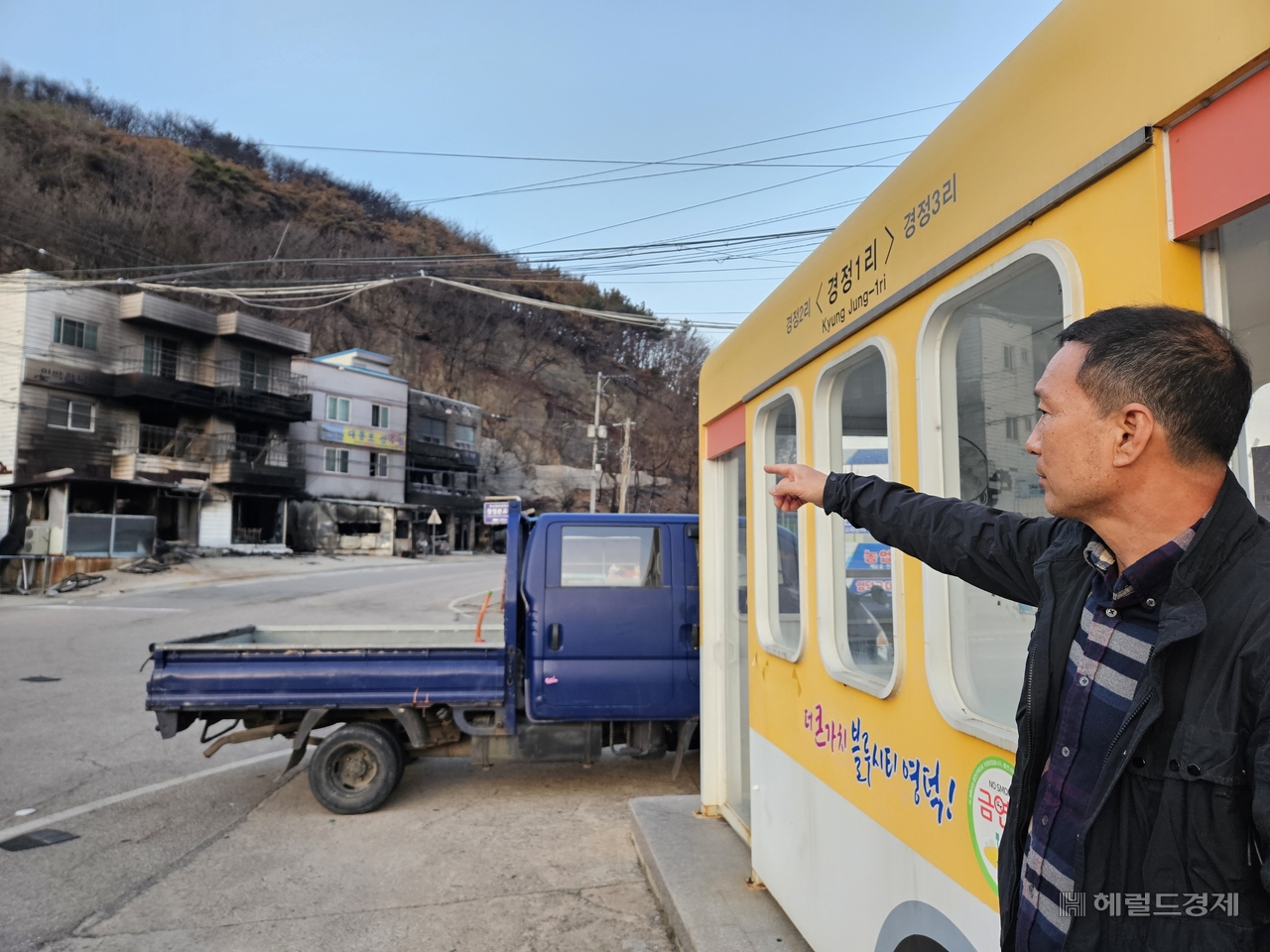 김하섭(62) 영덕군 죽산면 경정1리장이 산불 피해가 난 지역을 설명하고 있다. 영덕=이용경 기자