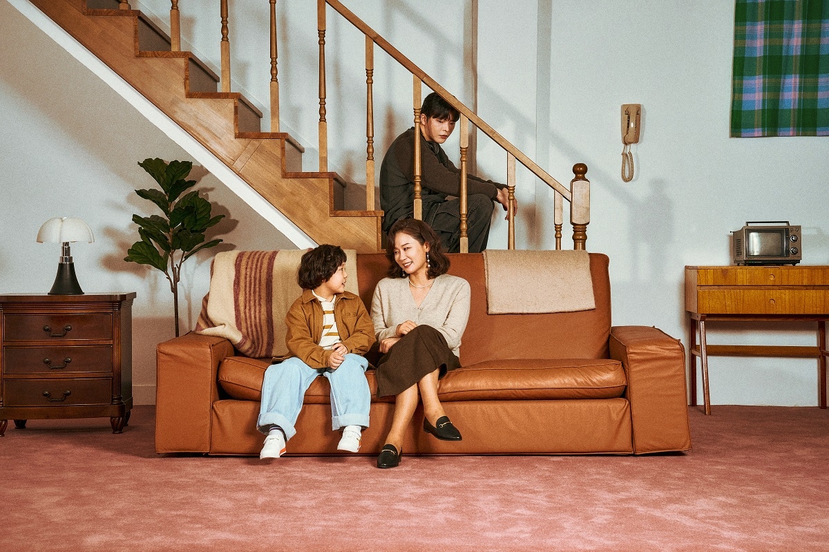 Kim Sun-young (center) stars in the National Theater Company of Korea's production "Mother of Him." (National Theater Company of Korea)