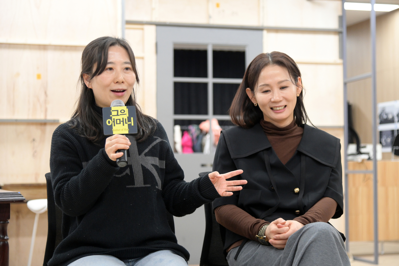 Director Ryu Joo-yeon (left) and actor Kim Sun-young attend a press conference on Wednesday. (National Theater Company of Korea)
